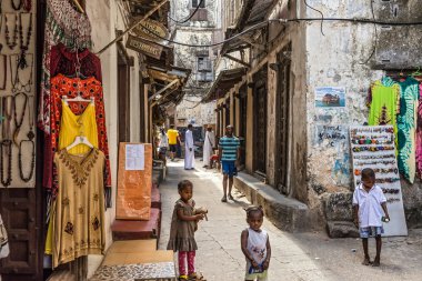 Yerel halkın Stone Town, Zanzibar tipik bir dar sokakta