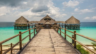 Tanzanya, Zanzibar 'da su üzerindeki bar ve kafe