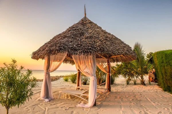 Plaj şezlong gün batımında, Zanzibar, Tanzanya