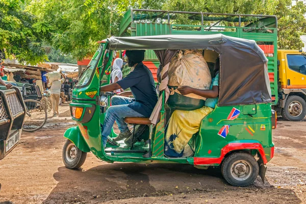 Taxi africano prendere i clienti da un mercato locale — Foto Stock