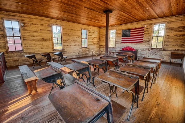 Historiallisen yhden huoneen koulun sisätilat Dothanissa, Alabamassa — kuvapankkivalokuva