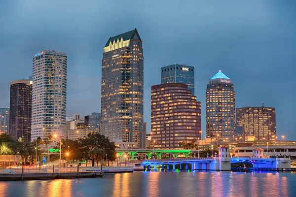 O horizonte do centro de Tampa, Flórida, ao pôr-do-sol — Fotografia de Stock