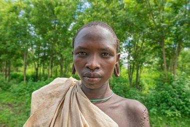 Afrikalı kabile Suri genç bir çocuk portresi
