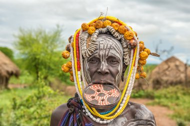 Afrikalı kabile Mursi köyünün kadından