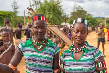 Kızlar Hamar kabilesinden yerel bir pazarda, Turmi, Etiyopya