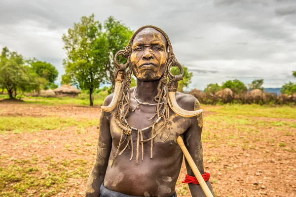Bojovník z afrického kmene Mursi, Etiopie — Stock fotografie