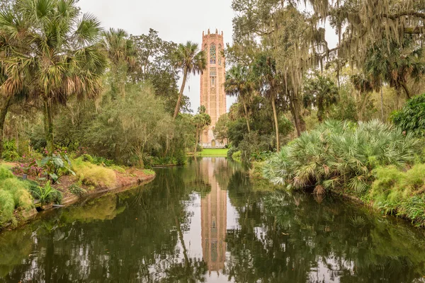 La torre de canto con su puerta de bronce ornamentado en el lago de Gales — Foto de Stock