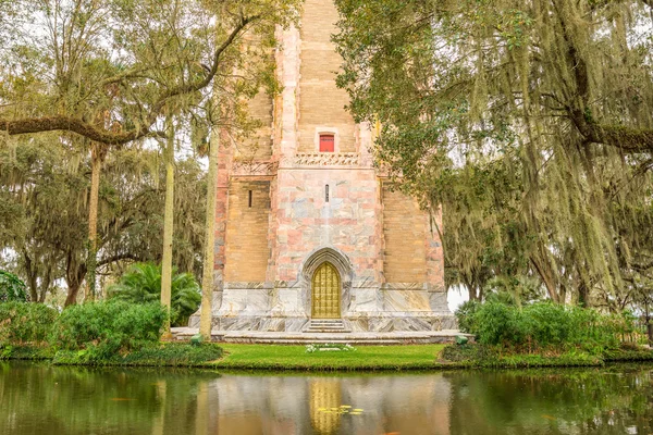 Singing Tower z jego drzwi mosiądz ozdobny w Walii jezioro — Zdjęcie stockowe