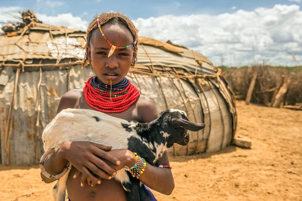 Mädchen aus dem afrikanischen Stamm dasanesh hält eine Ziege — Stockfoto