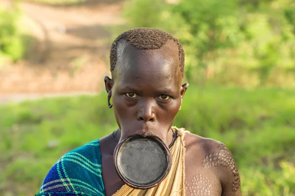 Mujer de la tribu africana Surma con gran lámina labial — Foto de Stock