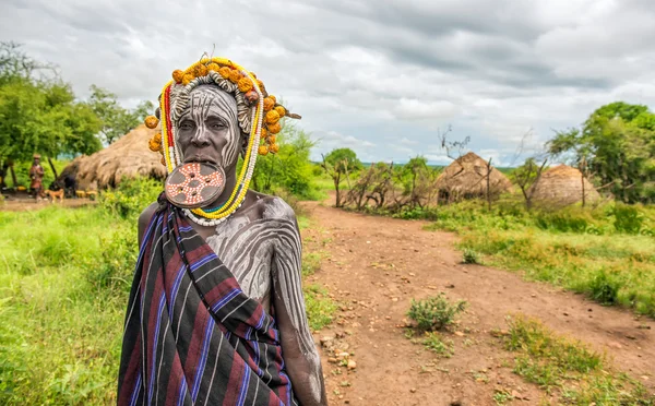 Mujer de la tribu africana Mursi, Valle del Omo, Etiopía — Foto de Stock