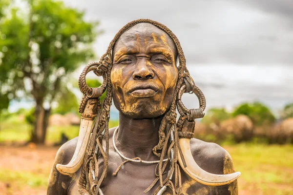 Krigare från afrikanska stammen Mursi, Etiopien — Stockfoto