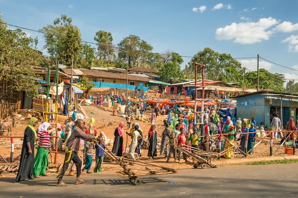 流行和拥挤的非洲市场附近 Abbaba，埃塞俄比亚亚的斯亚贝巴 — 图库照片
