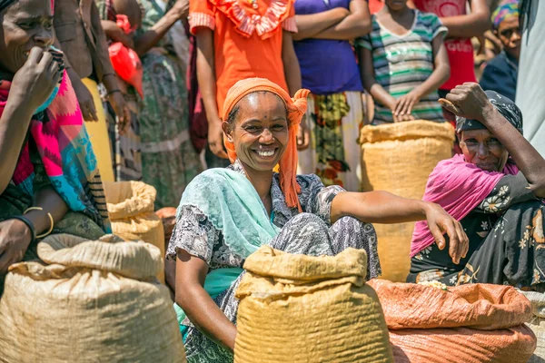 Эфиопская женщина продает урожай на местном переполненном рынке — стоковое фото