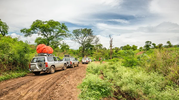 SUV cars on an expedition in the rainforest of Ethiopia — 图库照片