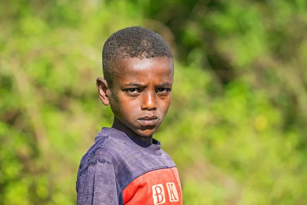 Молодой эфиопский мальчик позирует для портрета — стоковое фото
