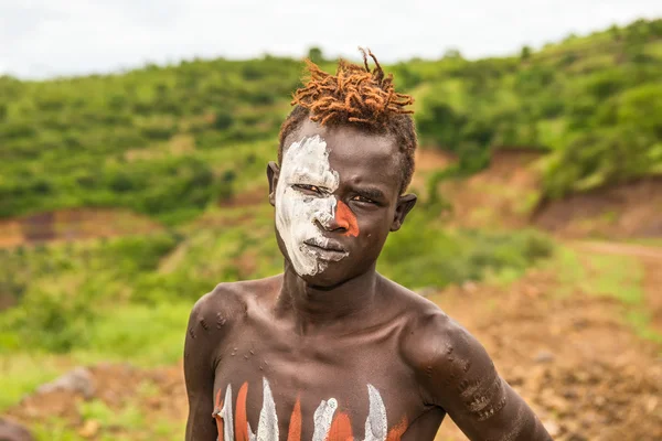 Mursi、エチオピアのアフリカの種族から少年 — ストック写真