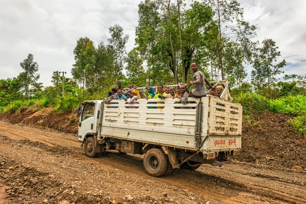 Ethiopian road workers travelling on a truck — Stockfoto