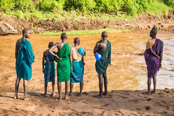Adultos jóvenes de la tribu africana Suri, Valle del Omo, Etiopía — Foto de Stock