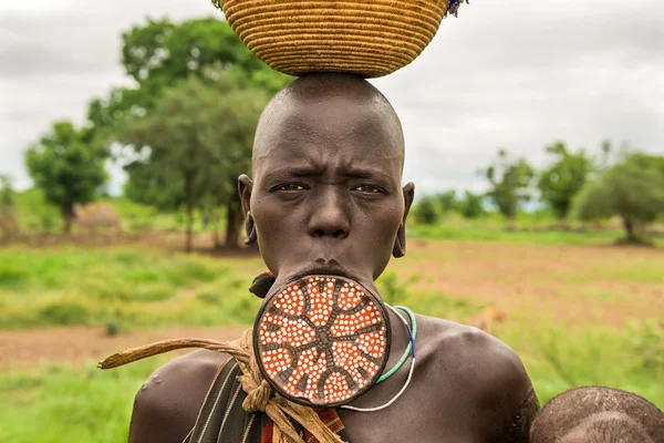 Woman from the african tribe Mursi with a big lip plate — ストック写真