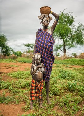 Kadın bebeğini Etiyopya ile Afrika kabile Mursi