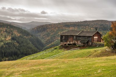 Rondane Milli Parkı, Norveç sonbaharda döken çiftlik evi
