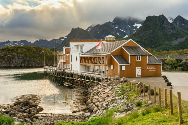 Nyvagar Rorbuhotell em Kabelvag localizado no Mar de Lofoten — Fotografia de Stock