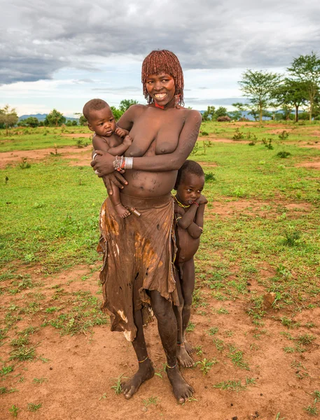 Kadın Hamar kabilesinden iki çocuklu, Etiyopya