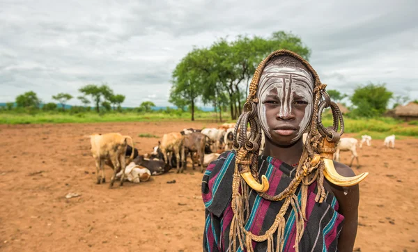 Mursi、エチオピアのアフリカの種族から少年 — ストック写真