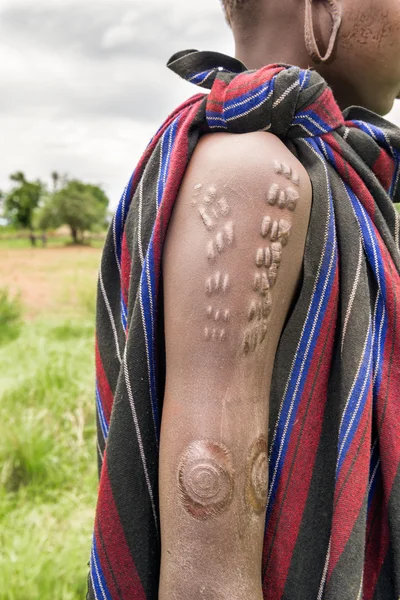 Γρατζουνιά χαρακτηριστικό για τη φυλή Μούρσι στην Αιθιοπία — Φωτογραφία Αρχείου