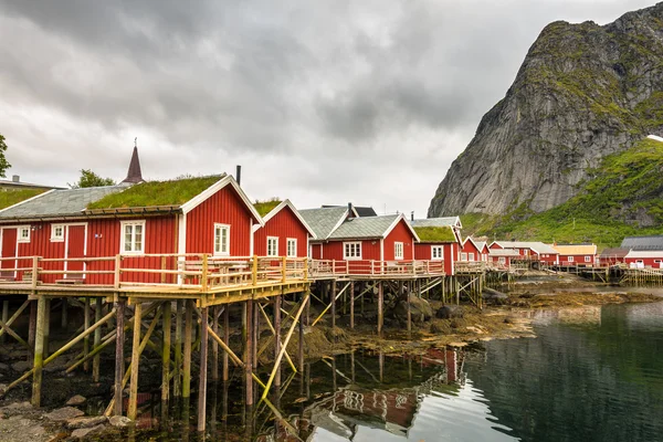 Rorbu a város Reine a Lofoten-szigetek, Norvégia — Stock Fotó