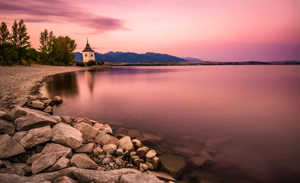 Pôr do sol sobre uma pequena igreja em Liptov, Eslováquia — Fotografia de Stock