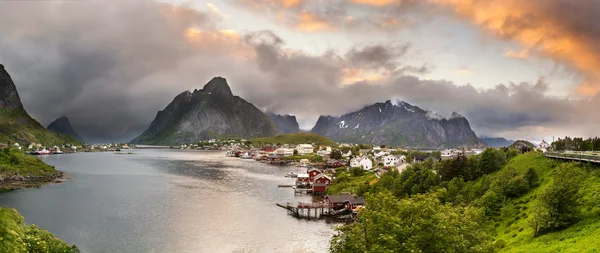 山和在挪威罗弗敦群岛 Reine 全景 — 图库照片