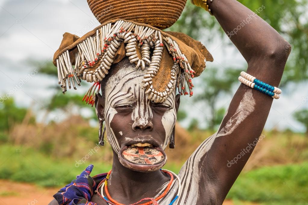 vrouw uit de afrikaanse stam mursi, omo valley, ethiopië
