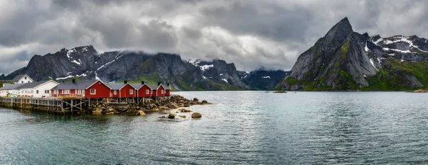 Mount Olstind fent piros halászati kabinok, Hamnoy, Norvégia — Stock Fotó
