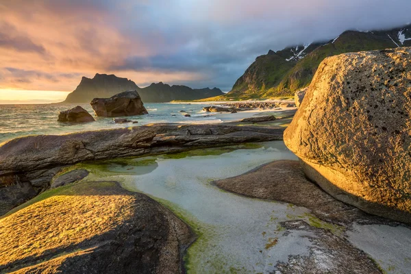 Sol de medianoche sobre la playa de Utakleiv en las islas Lofoten, Noruega — Foto de Stock