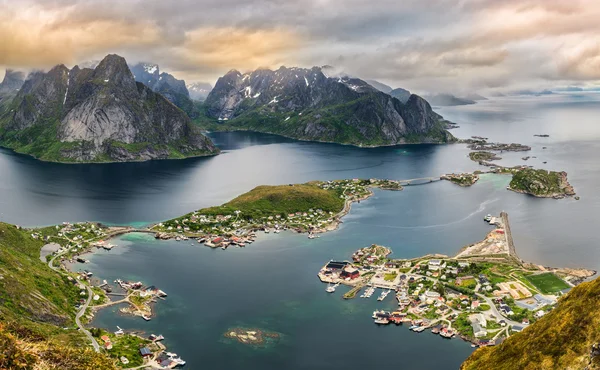 Montanhas e Reine em ilhas Lofoten, Noruega Imagens Royalty-Free