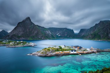Mount Olstind Sakrisoy balıkçı köyü, Lofoten, Norw yukarıda