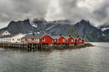 Norveç, Hamnoy 'da kırmızı balıkçı kulübeleri