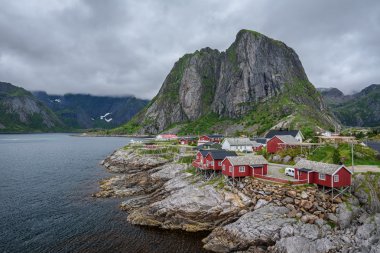 Geleneksel kırmızı rorbu evler Hamnoy Köyü, Lofoten Adaları, Norveç