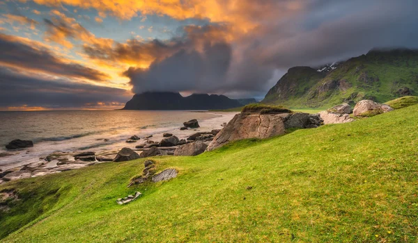 Pôr-do-sol dramático sobre a praia de Uttakleiv nas ilhas Lofoten, Noruega — Fotografia de Stock