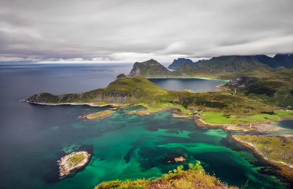 Вид с острова Офферсоймен, Лофские острова, Норвегия — стоковое фото