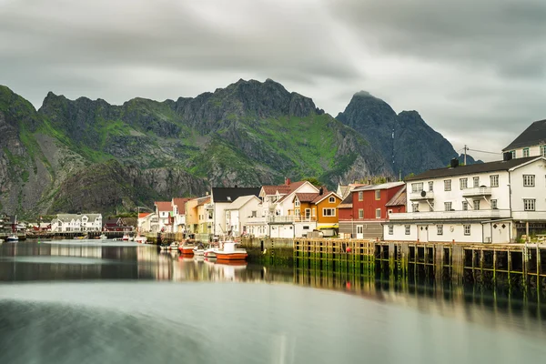 Henningsvaer, villaggio di pescatori nell'arcipelago di Lofoten, Norw — Foto Stock