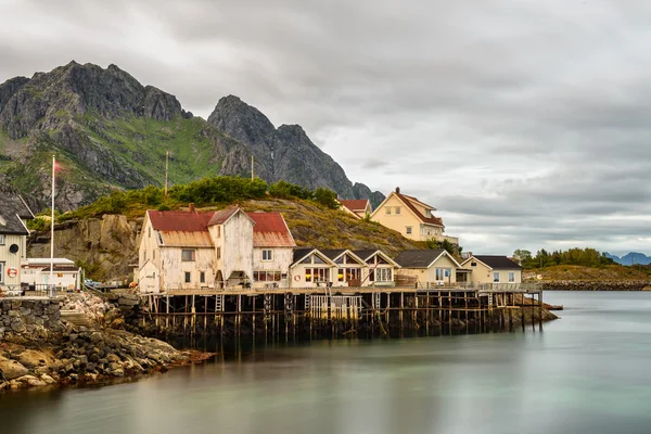 Henningsvaer, halászati falu a Lofoten szigetcsoport, Norwa — Stock Fotó