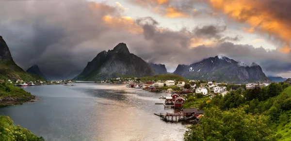 Πανόραμα των βουνών και Reine στα νησιά Lofoten, Νορβηγία — Φωτογραφία Αρχείου