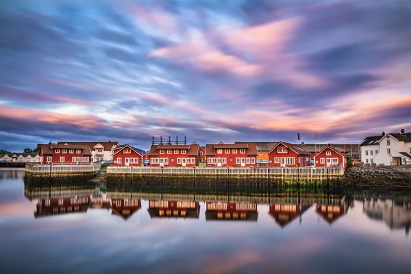 Zachód słońca nad domy port w Svolvær, Lofoty, Norwegia — Zdjęcie stockowe