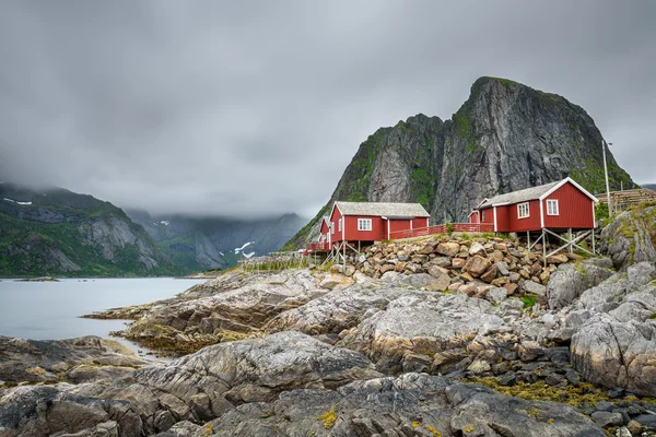 在 Hamnoy 村，罗弗敦群岛挪威传统红色挪威木屋就别墅 — 图库照片