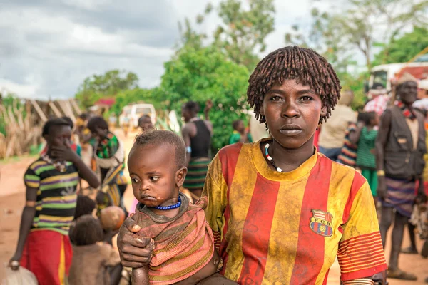 Woman from the Hamar tribe with her child in Ethiopia — Stock Photo, Image