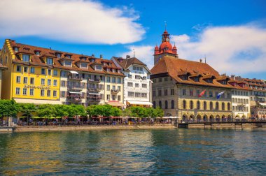 Lucerne, İsviçre - 28 Haziran 2024: Renkli tarihi binalar İsviçre 'nin Lucerne kentindeki Unter der Egg caddesi boyunca Reuss Nehri boyunca uzanır..