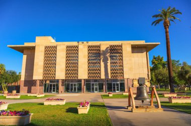 Phoenix 'teki Arizona Temsilciler Meclisi' nin dış görünüşü. Önünde sahte Özgürlük Çanı var..
